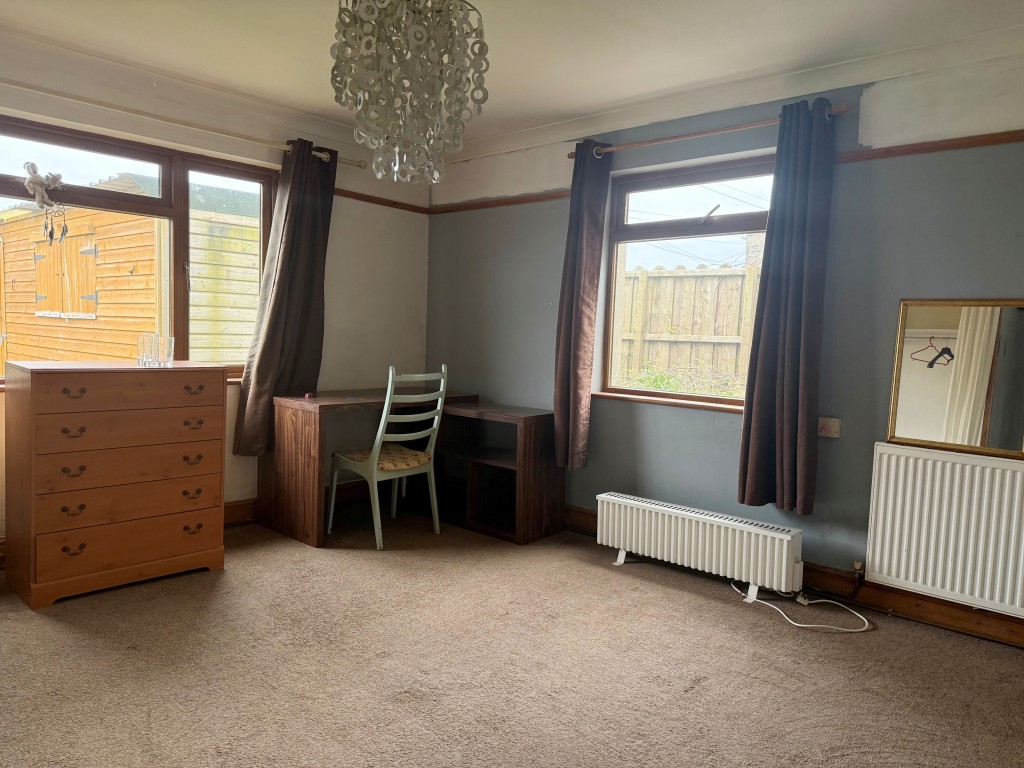 Lot: 118 - DETACHED HOUSE WITH ATTACHED ANNEXE GARDEN, GARAGE AND TWO DRIVES - Ground floor double bedroom